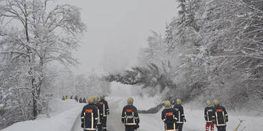 Schnee; Straße gesperrt