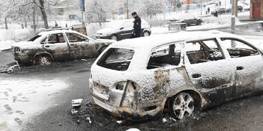 Dutzende Jugendliche attackieren Polizisten