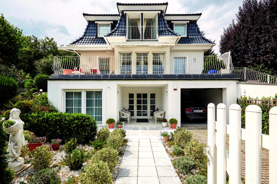 Vor 23 Jahren kaufte Gerda Rogers das Anwesen – die Villa wurde auf ihre Bedürfnisse abgestimmt. Viel Weiß, große Fenster und ein schöner Garten waren ihr wichtig.   