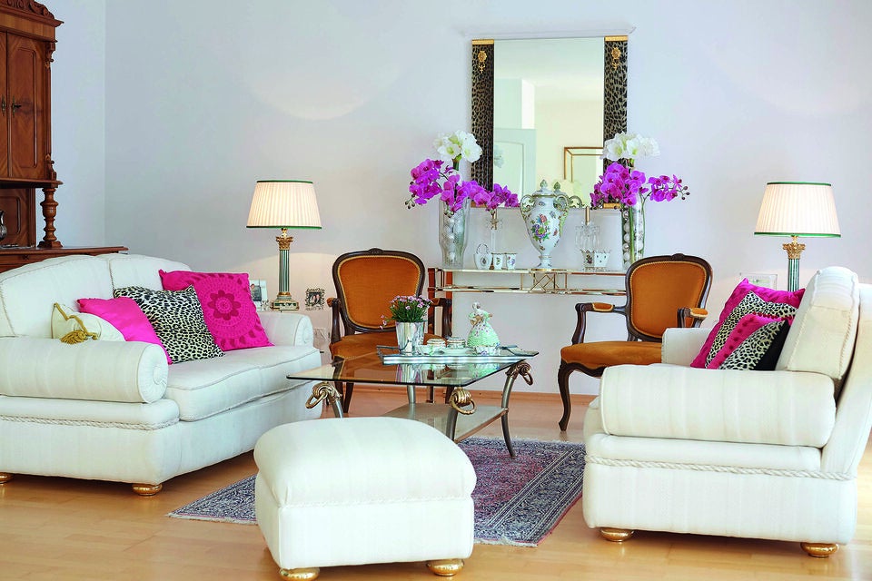 In ihrer eleganten Inneneinrichtung setzt die Fashionista auf Akzente in Pink und Animal Print.  