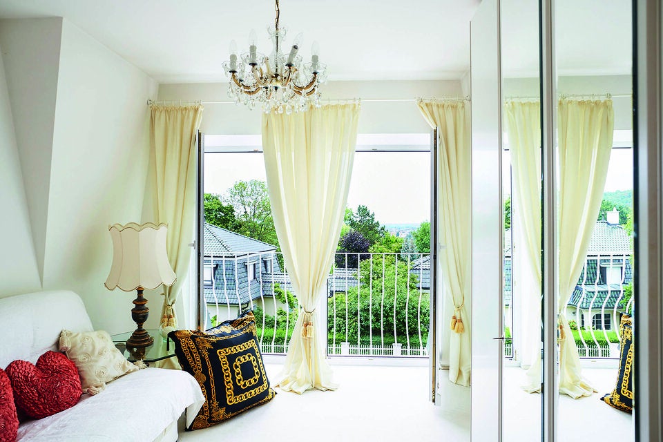 Von der Terrasse ihres Schlafzimmers kann man die Sterne beobachten. Zarte Vorhänge lassen den Duft des Blumengartens in den Raum strömen. 