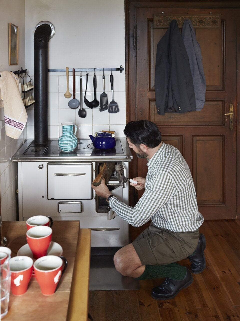 Urgemütlich ist es auch im Haus. Gekocht wird auf dem Holzfeuer am original Sparherd. Vorher muss aber das Holz gehackt werden.