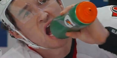 NHL-Star kämpft mit Trinkflasche