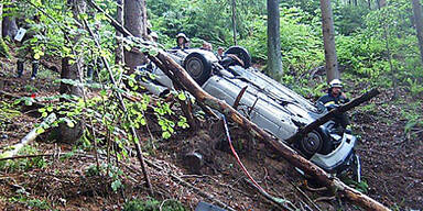Frau bei Fahrzeugabsturz getötet 