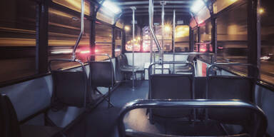 Frau bespritzt Kontrolleur mit Muttermilch