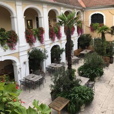 Strache zeigt seine Hochzeitsfotos