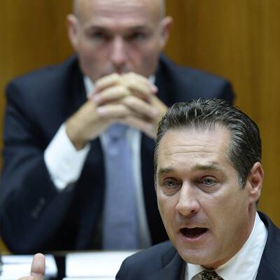 Schüler eines Militärgymnasiums verfolgen die Debatte