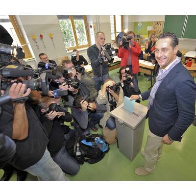 H.C. Strache (FPÖ) im Wahllokal