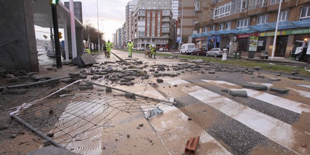 Zerstörte Strände nach Riesenwellen