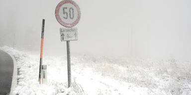 Mann st&uuml;rzt auf glatter Fahrbahn mit Pkw ab