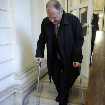 Strasser auf Krücken im Gerichtssaal