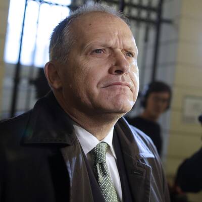 Strasser auf Krücken im Gerichtssaal