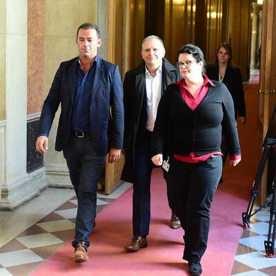 Strasser mit Fußfessel vor U-Ausschuss