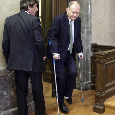 Strasser auf Krücken im Gerichtssaal