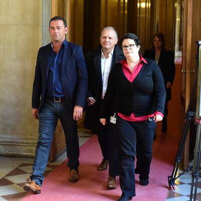 Strasser mit Fußfessel vor U-Ausschuss