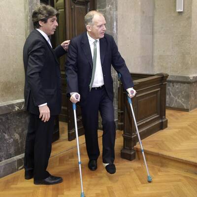 Strasser auf Krücken im Gerichtssaal