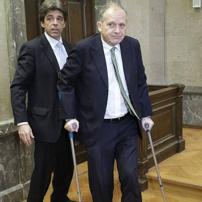 Strasser auf Krücken im Gerichtssaal