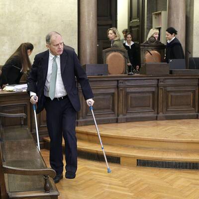 Strasser auf Krücken im Gerichtssaal
