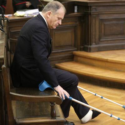 Strasser auf Krücken im Gerichtssaal