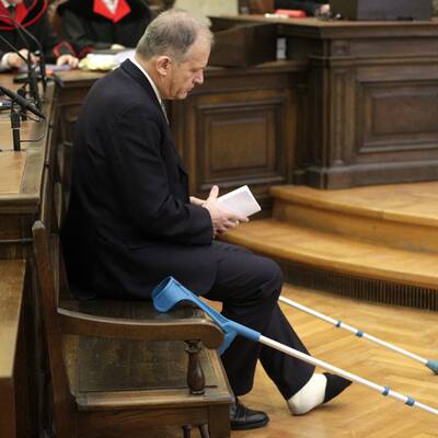 Strasser auf Krücken im Gerichtssaal