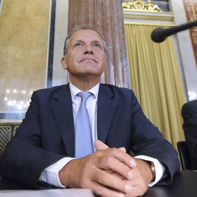 Der Ex-Innenminister stellt sich den Fragen der Abgeordneten