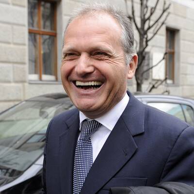 Sichtlich erleichtert gestikuliert Strasser nach seinem Zeugenauftritt im U-Ausschuss