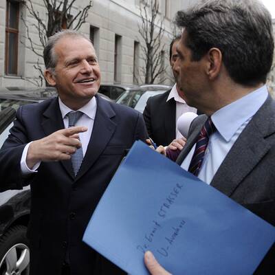 Sichtlich erleichtert gestikuliert Strasser nach seinem Zeugenauftritt im U-Ausschuss