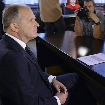 Der Ex-Innenminister muss drei Jahre hinter Gitter. Fußfessel nach halbem Jahr möglich.