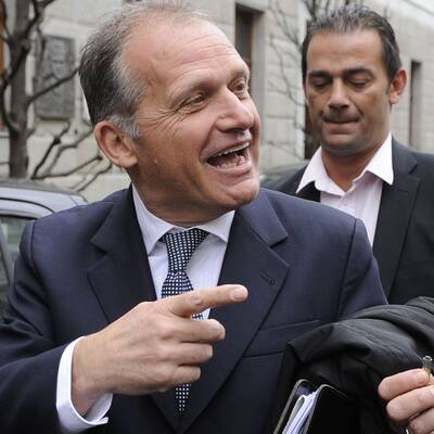 Sichtlich erleichtert gestikuliert Strasser nach seinem Zeugenauftritt im U-Ausschuss