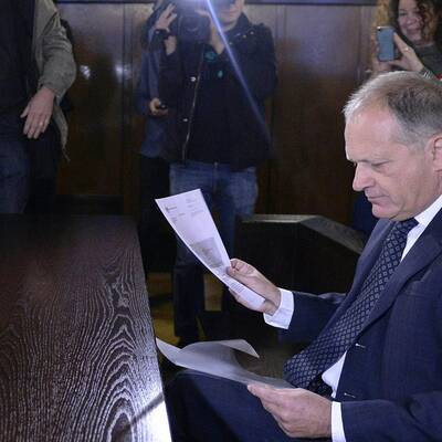 Der Ex-Innenminister muss drei Jahre hinter Gitter. Fußfessel nach halbem Jahr möglich.