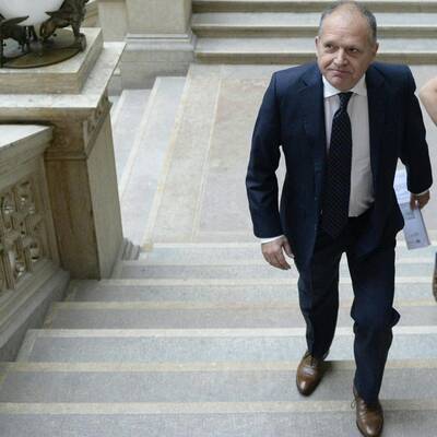 Der Ex-Innenminister muss drei Jahre hinter Gitter. Fußfessel nach halbem Jahr möglich.