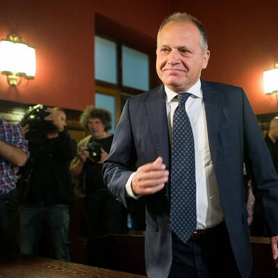 Der Ex-Innenminister muss drei Jahre hinter Gitter. Fußfessel nach halbem Jahr möglich.