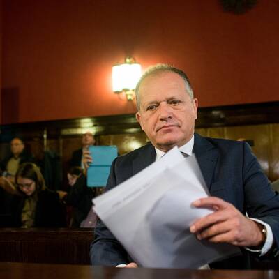 Der Ex-Innenminister muss drei Jahre hinter Gitter. Fußfessel nach halbem Jahr möglich.