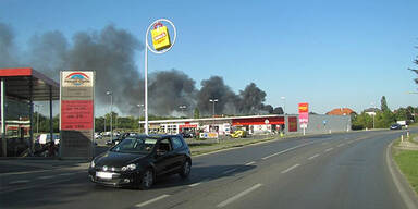 Großbrand in Strasshof: Vier Verletzte 