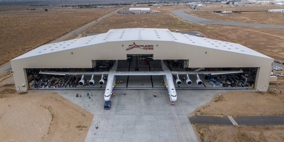 Weltgrößtes Flugzeug rollte aus Hangar