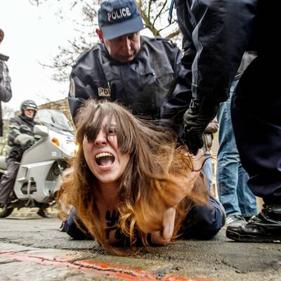 Mit blanken Brüsten gegen Strauss-Kahn