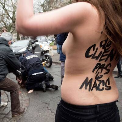 Mit blanken Brüsten gegen Strauss-Kahn