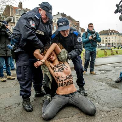 Mit blanken Brüsten gegen Strauss-Kahn