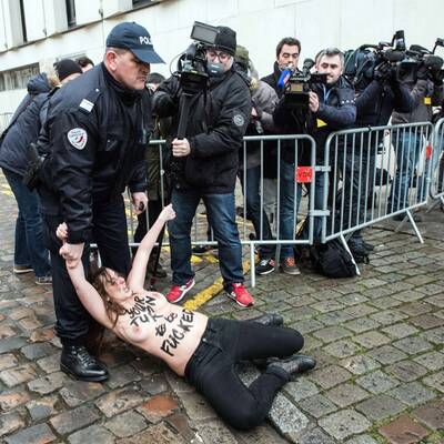 Mit blanken Brüsten gegen Strauss-Kahn