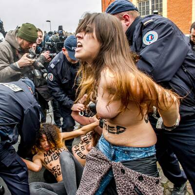 Mit blanken Brüsten gegen Strauss-Kahn