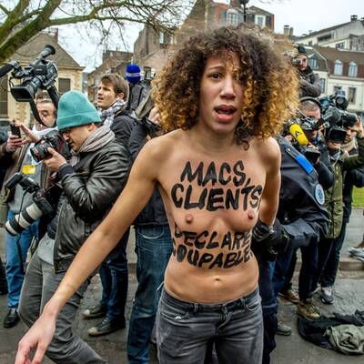 Mit blanken Brüsten gegen Strauss-Kahn