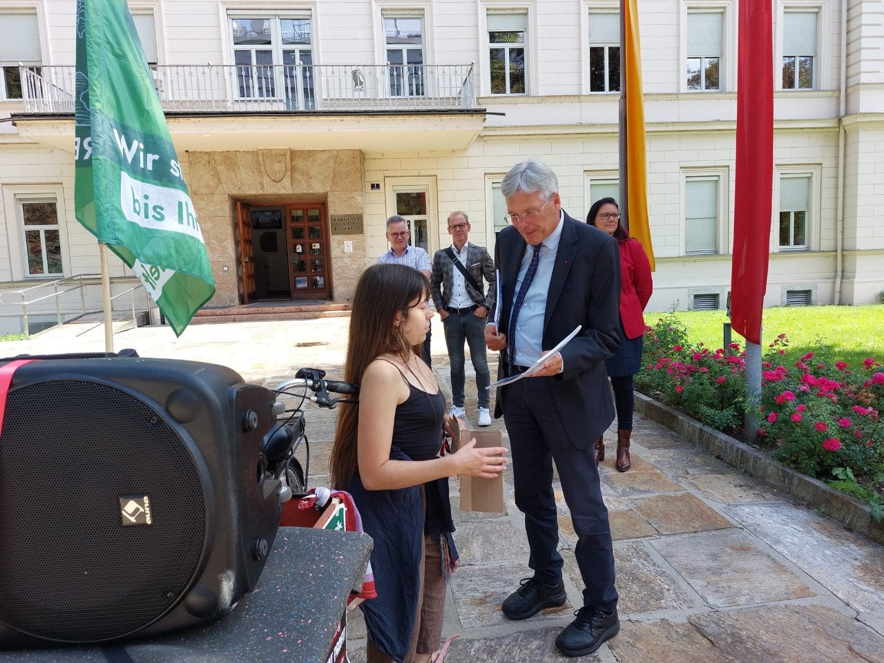 LH Kaiser verteilt Regierungsprogramm