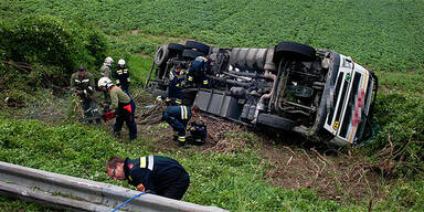 Futtertransporter stürzt über Böschung