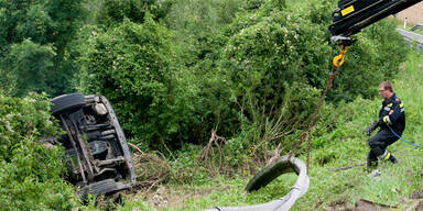 Futtertransporter stürzt über Böschung