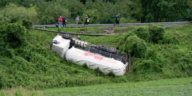Futtertransporter stürzt über Böschung