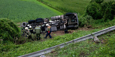 Futtertransporter stürzt über Böschung