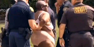 Bizarrer Strip st&ouml;rt Pressekonferenz