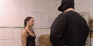 Darum liegt in legend&auml;rem Porno-Clip Stroh