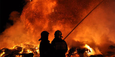 Erneut Strohballen neben A2 in Flammen