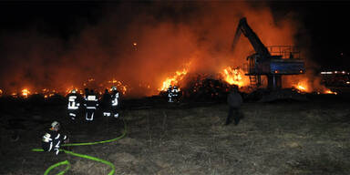 Erneut Strohballen neben A2 in Flammen